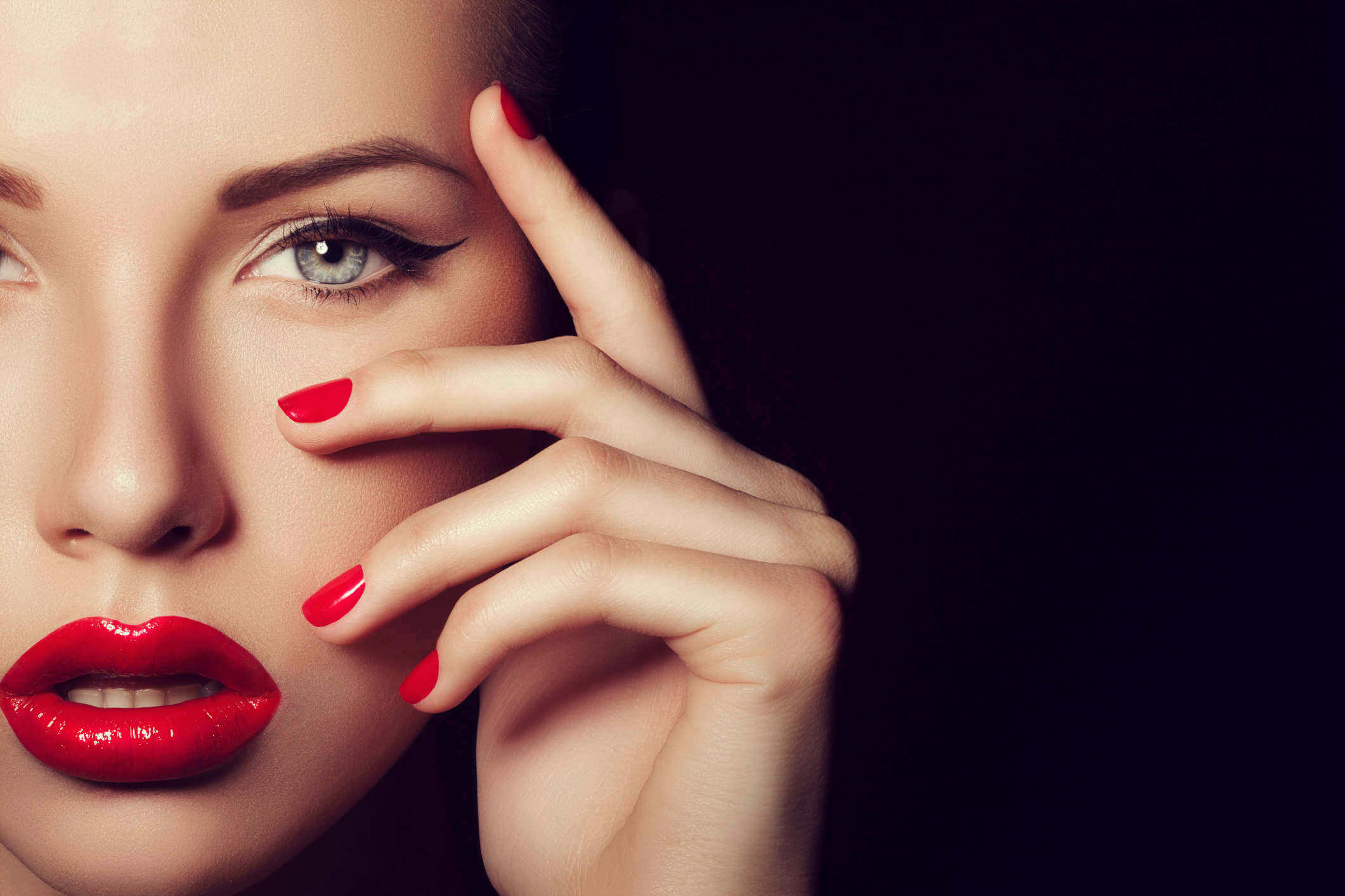 PERMANENT MAKEUP with manicure salon toujours belle in Montreal